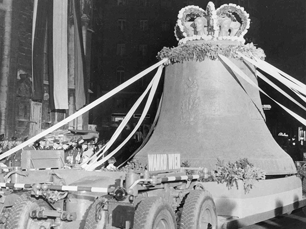 Decorated ‘Pummerin’ on her transport device